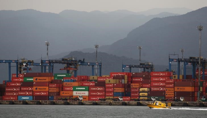 © Reuters. Containers are seen during a workers' strike at Latin America's biggest container port in Santos