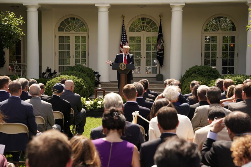 © Reuters. U.S. President Trump announces decision to withdraw from Paris Climate Agreement in the White House Rose Garden in Washington