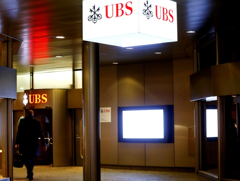 © Reuters. Logos of Swiss bank UBS are seen at a branch office in Zurich