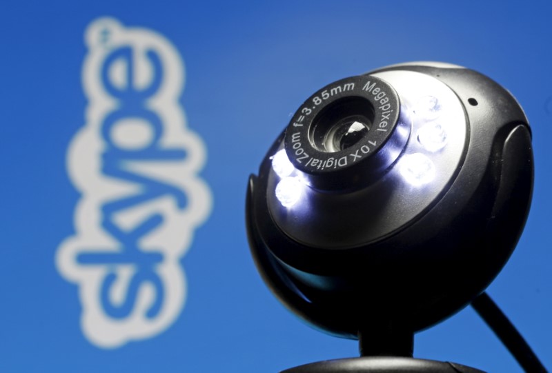 © Reuters. Webcam em frente de painel com o logo do Skype