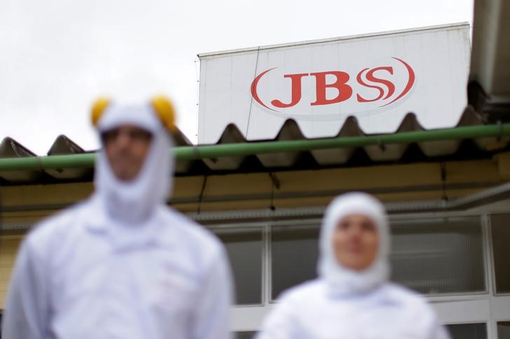 © Reuters. Funcionários na unidade da JBS no Paraná