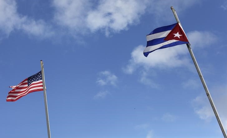 © Reuters. Bandeiras de EUA e Cuba em Miami