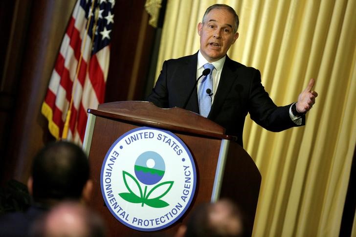 © Reuters. FILE PHOTO: Scott Pruitt, administrator of the Environmental Protection Agency (EPA), speaks to employees of the agency in Washington