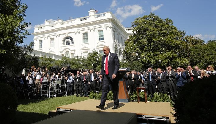 © Reuters. Trump após anunciar saída dos EUA de acordo climático na Casa Branca