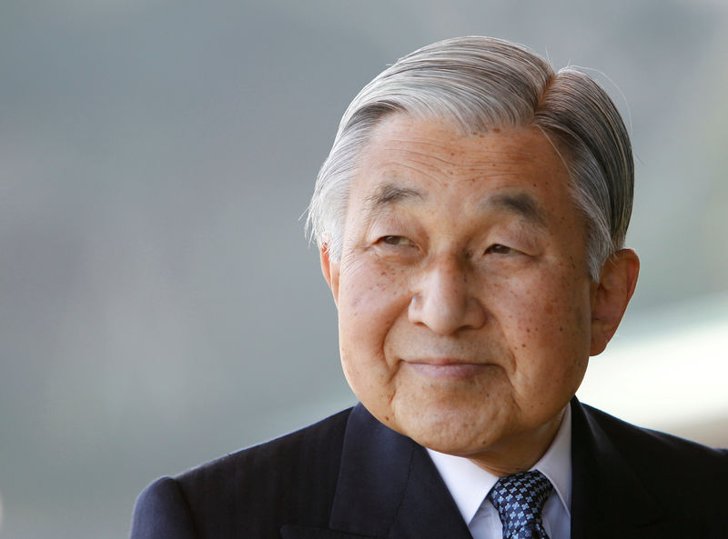 © Reuters. FILE PHOTO: Japan's Emperor Akihito smiles at the Imperial Palace in Tokyo