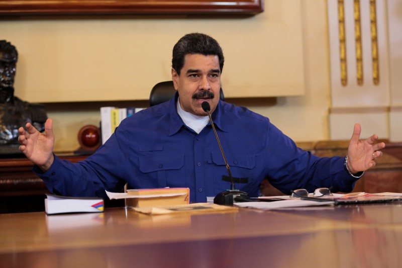 © Reuters. El presidente de Venezuela, Nicolás Maduro, habla durante una reunión con el vicepresidente en el Palacio de Miraflores en Caracas