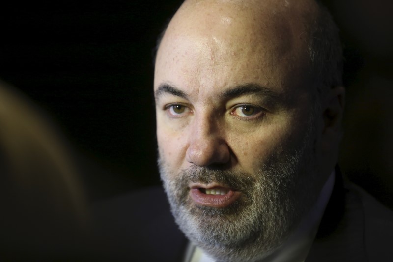 © Reuters. Monte Dei Paschi di Siena (MPS) CEO Fabrizio Viola attends a FABI meeting in Milan