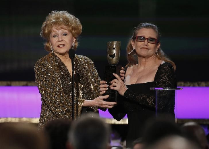 © Reuters. Imagen de archivo. La actriz Debbie Reynolds recibe un reconocimiento por los logros de su carrera de su hija Carrie Fisher en una ceremonia del  sindicato de actores en Los Angeles, Estados Unidos.