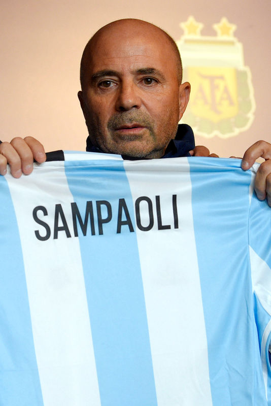 © Reuters. El técnico Jorge Sampaoli posa con una camiseta de la selección argentina en una presentación en Buenos Aires.