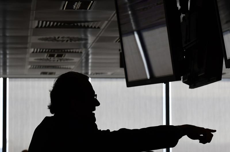 © Reuters. Dealers work on a trading floor at BGC Partners in the Canary Wharf business district in London, Britain