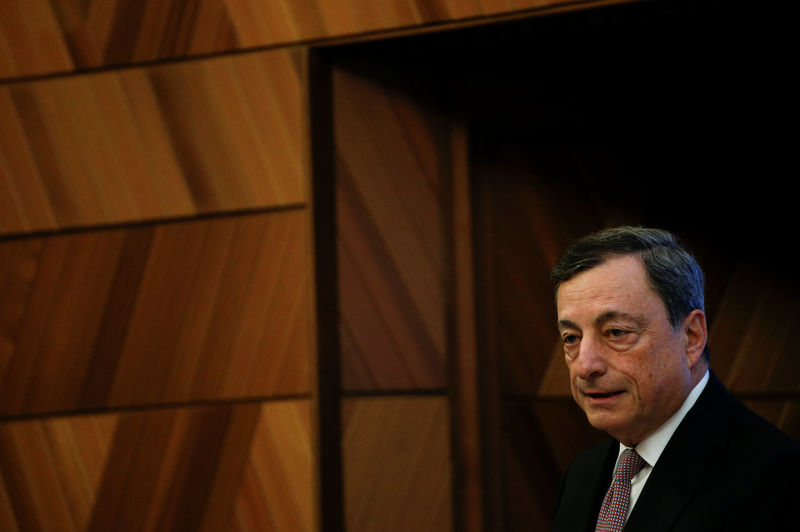 © Reuters. European Central Bank President Draghi delivers his speech during an event at Bank of Spain headquarters in Madrid