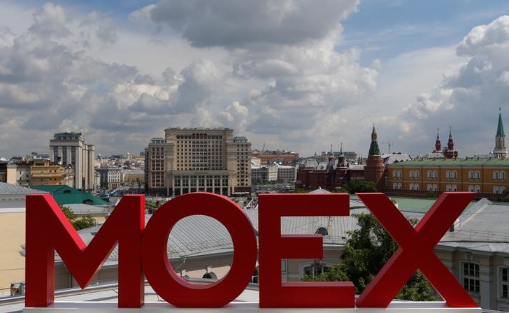 © Reuters. Английская аббревиатура Мосбиржи на крыше здания в Москве