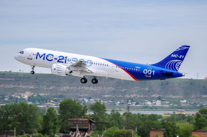 © Reuters. An MS-21 medium-range passenger plane, produced by Irkut Corporation, takes off in Irkutsk