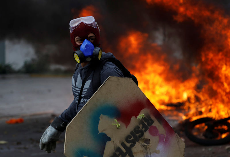 © Reuters. Motos de forças de segurança em chamas durante protesto contra o presidente da Venezuela, Nicolás Maduro, em Caracas