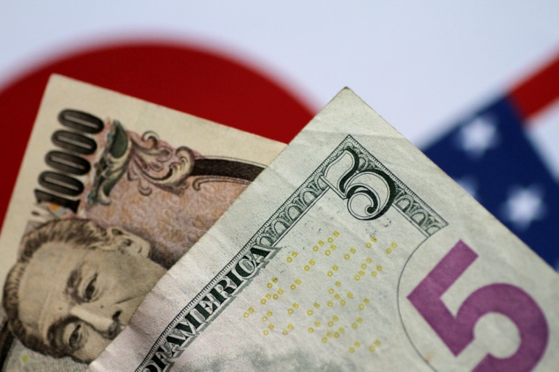 © Reuters. Illustration photo of U.S. Dollar and Japan Yen notes