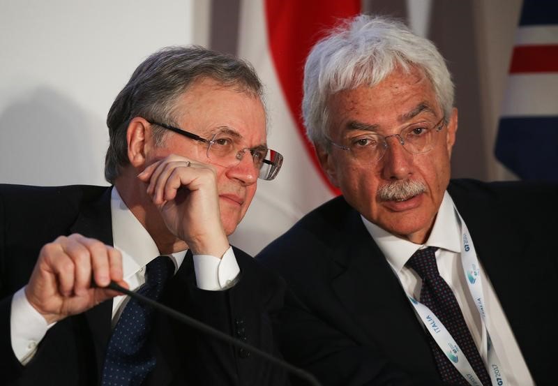 © Reuters. Bank of Italy Governor Ignazio Visco and Senior Deputy Governor Salvatore Rossi attend a news conference during a G7 for Financial ministers, in the southern Italian city of Bari