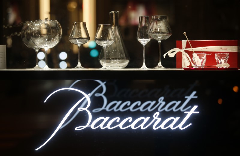 © Reuters. The logo of the Baccarat Crystalworks firm is seen in Paris