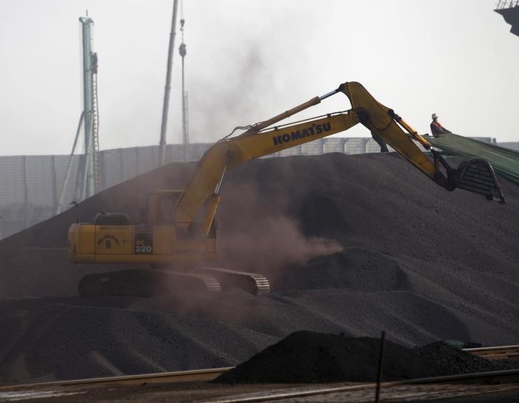 © Reuters. Pilha de minério de ferro em fábrica de aço em Tangshan, na China