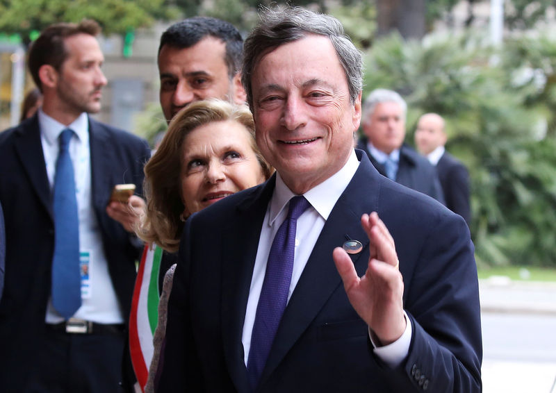 © Reuters. FILE PHOTO: ECB President Mario Draghi and his wife arrive at the Petruzzelli Theatre during a G7 for Financial ministers in the southern Italian city of Bari