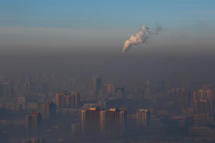 © Reuters. Chaminé de uma usina de energia em Ulaanbaatar, na Mongólia