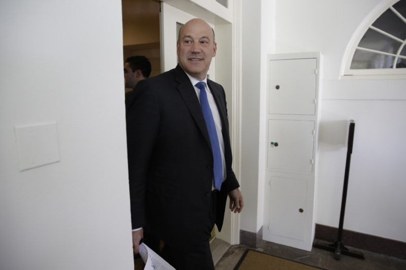 © Reuters. Director of the White House National Economic Council Cohn arrives prior to U.S. President Donald Trump announced decision on the Paris Climate Agreement at the White House in Washington