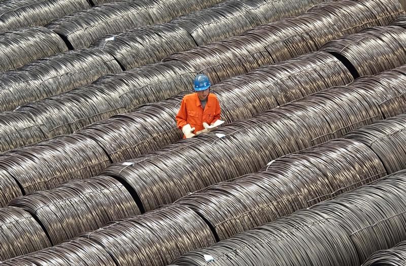 © Reuters. A worker checks steel wires at a warehouse in Dalian, Liaoning province