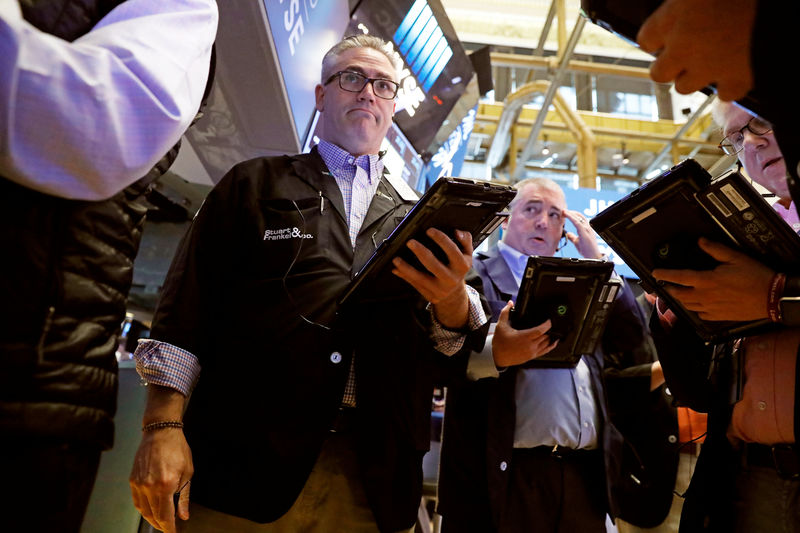 © Reuters. Traders work on the floor of the NYSE in New York