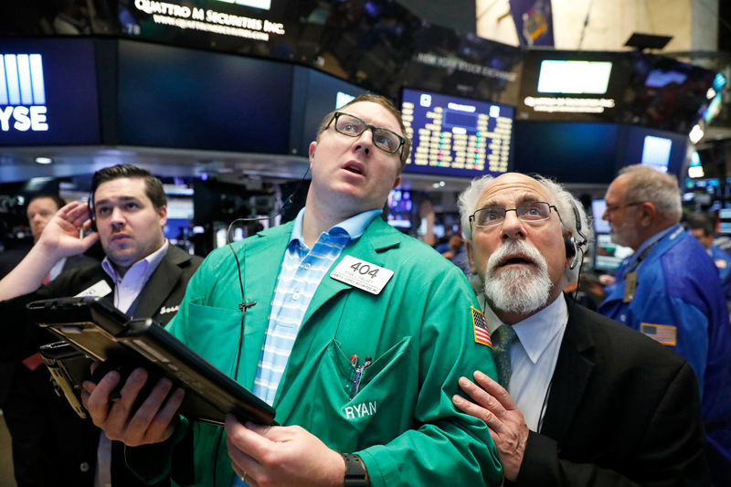 © Reuters. Traders work on the floor of the NYSE in New York