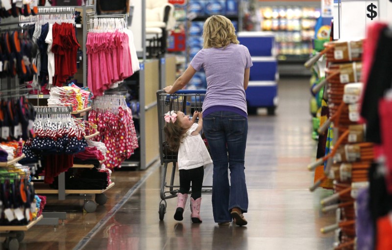 © Reuters. A woman shops with her daughter at a Walmart Supercenter in Rogers