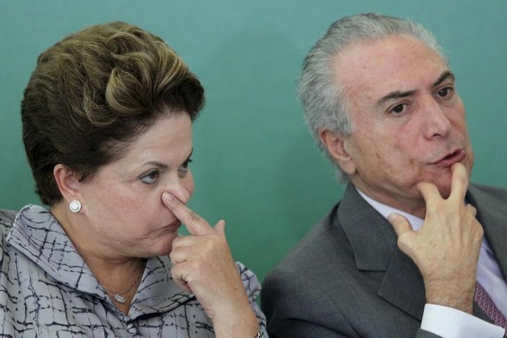 © Reuters. Ex-presidente Dilma Rousseff e presidente Michel Temer, quando era vice da petista, em cerimônia no Palácio do Planalto