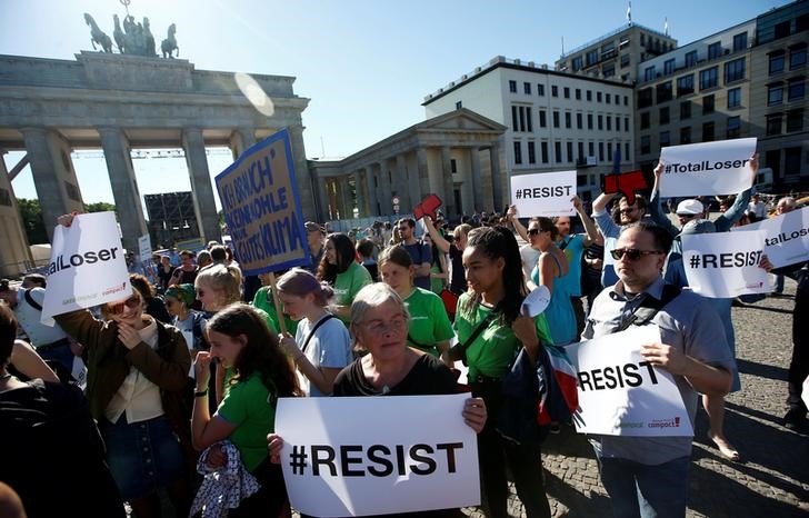 © Reuters. Manifestantes protestam em frente ao Portão de Brandenburgo, ao lado da embaixada dos EUA em Berlim, contra decisão do presidente Donald Trump de abandonar Acordo de Paris