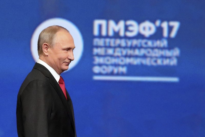 © Reuters. Russian President Putin attends a session of the St. Petersburg International Economic Forum