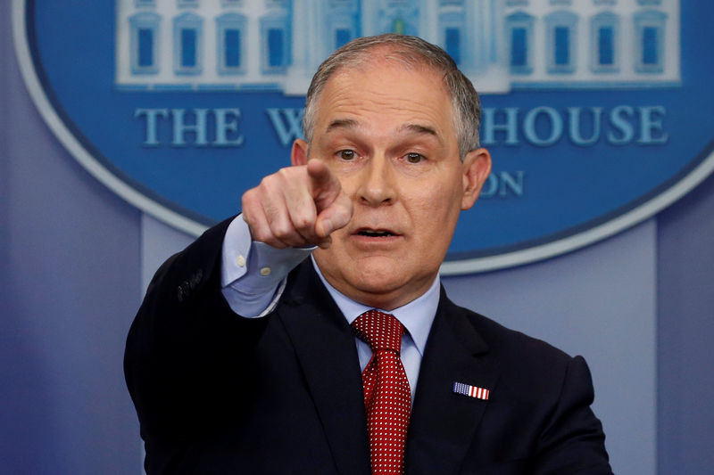 © Reuters. EPA's Pruitt takes questions about the Trump administration's withdrawal of the U.S. from the Paris climate accords during the daily briefing at the White House in Washington