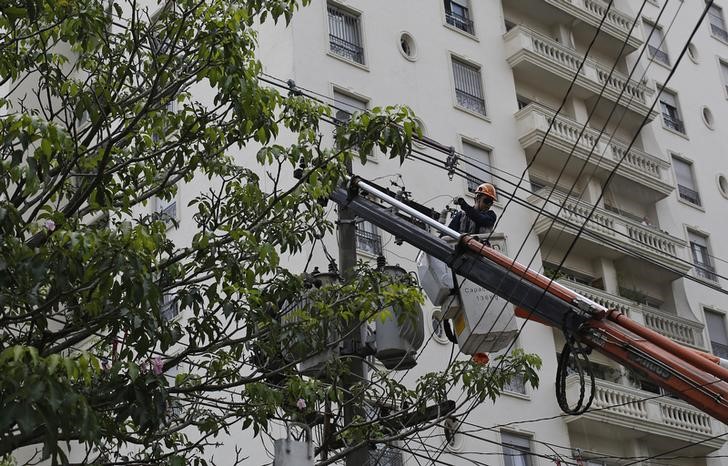 © Reuters. Funcionário da Eletropaulo em operação na região de Pinheiros