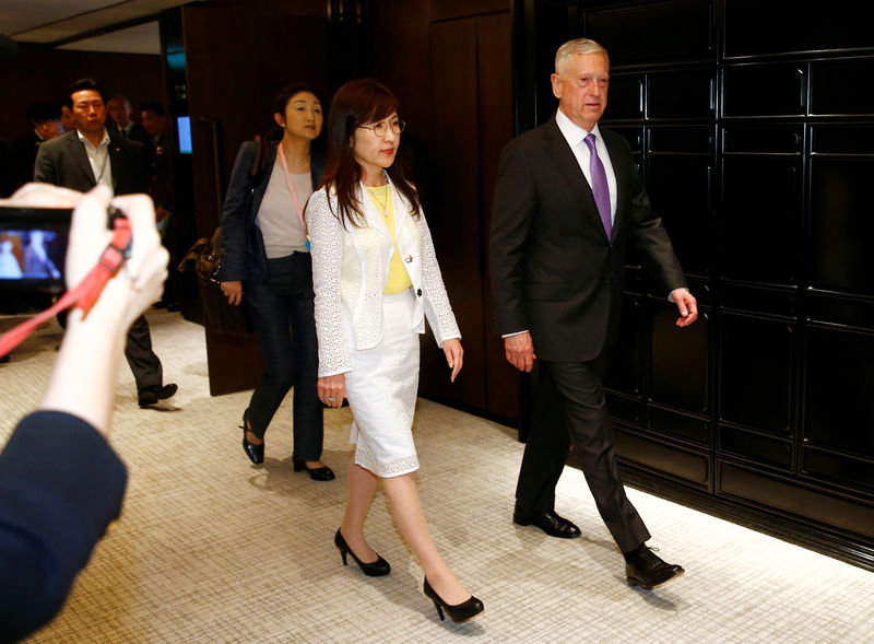 © Reuters. Japan's Defence Minister Tomomi Inada meets with U.S. Secretary of Defense James Mattis on the sidelines of the 16th IISS Shangri-La Dialogue in Singapore