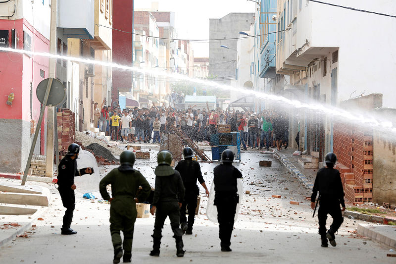 © Reuters. Miles marchan en el norte de Marruecos tras el arresto de un líder activista