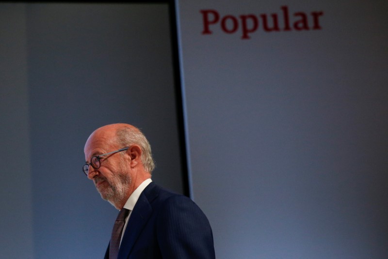© Reuters. Banco Popular's Chairman Saracho arrives to attend the bank's general shareholders meeting in Madrid