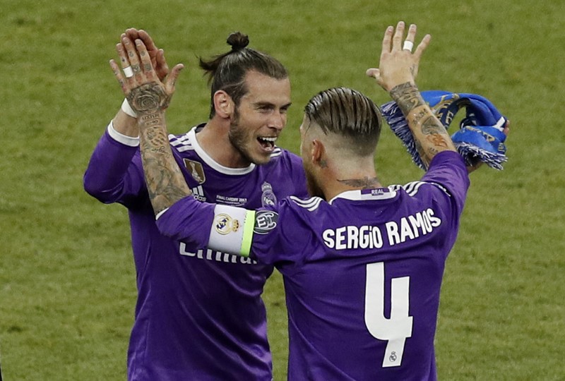 © Reuters. Real Madrid's Gareth Bale and Sergio Ramos celebrate after winning the UEFA Champions League Final