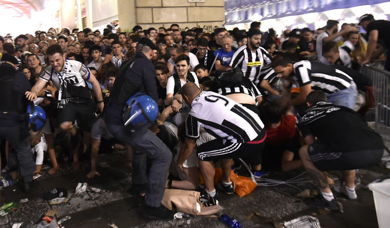 © Reuters. Cientos de aficionados de la Juventus, heridos en una estampida en Turín