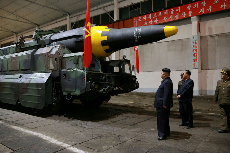 © Reuters. FILE PHOTO - North Korean leader Kim Jong Un inspects the long-range strategic ballistic rocket Hwasong-12 (Mars-12)