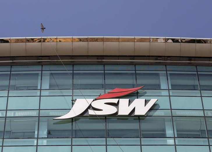 © Reuters. LE CONSORTIUM MENÉ PAR JSW RELÈVE SON OFFRE SUR L'ACIÉRIE D'ILVA