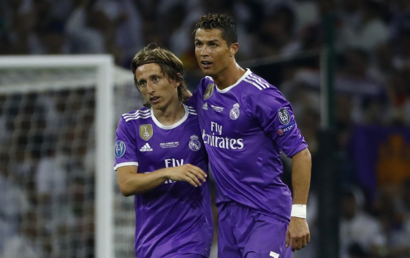 © Reuters. Real Madrid's Cristiano Ronaldo celebrates scoring their third goal with Luka Modric