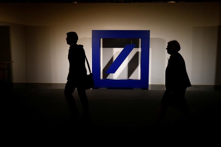 © Reuters. The logo of Deutsche Bank is seen at its headquarters ahead of the bank's annual general meeting in Frankfurt