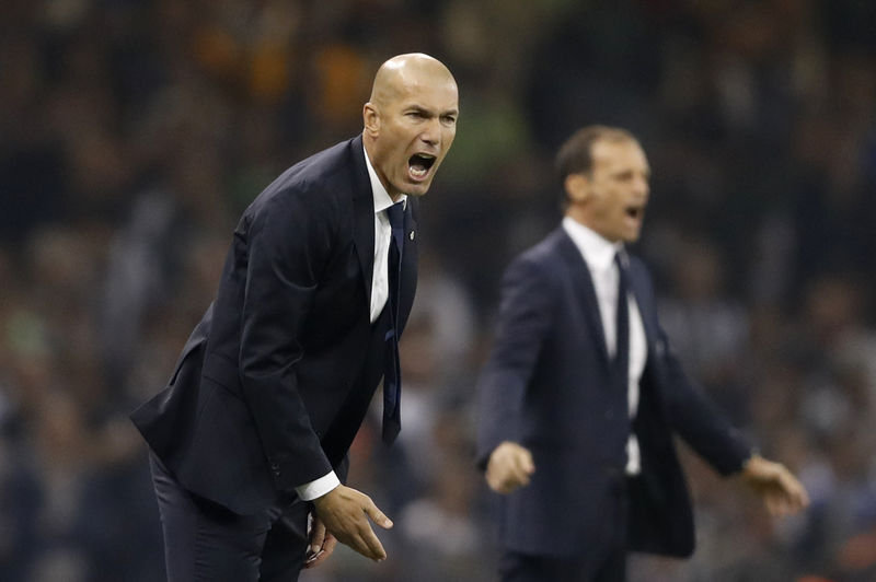 © Reuters. Zidane puede quedarse en el Real Madrid de por vida, dice Florentino Pérez