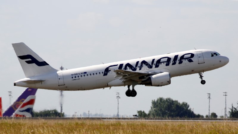 © Reuters. FILE PHOTO: A Finnair Airbus A320 aircraft takes off at the Charles de Gaulle airport in Roissy