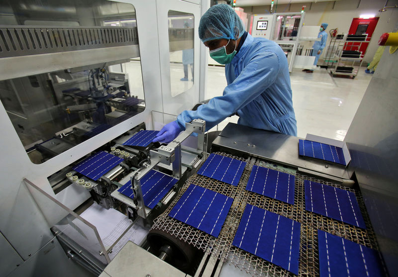 © Reuters. An employee works at a solar cell production line at Jupiter Solar Power Limited (JSPL) plant in Baddi