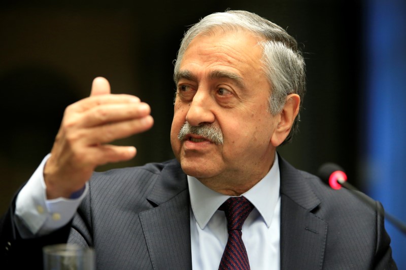 © Reuters. Turkish Cypriot leader Mustafa Akinci speaks during a news conference in Geneva