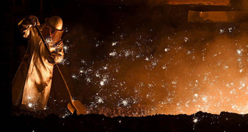 © Reuters. FILE PHOTO: A steel worker stands at a furnace at the plant of German steel company Salzgitter AG in Salzgitter