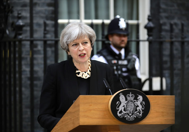 © Reuters. Britain's Prime Minister Theresa May speaks outside 10 Downing Street after an attack on London Bridge and Borough Market left 7 people dead and dozens injured in London