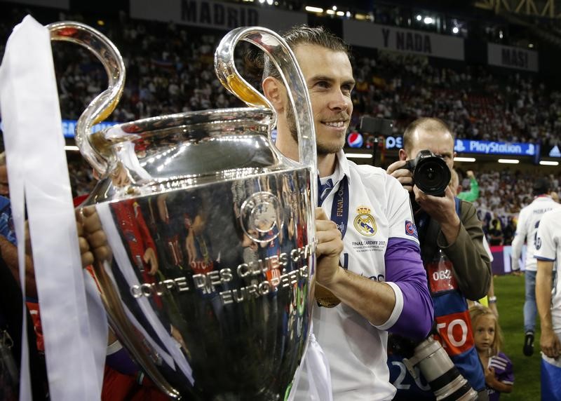 © Reuters. Un feliz Bale quiere más títulos en el Real Madrid